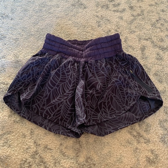 LULULEMON TRACKER SHORTS// Pretty Palm - Picture 3 of 4